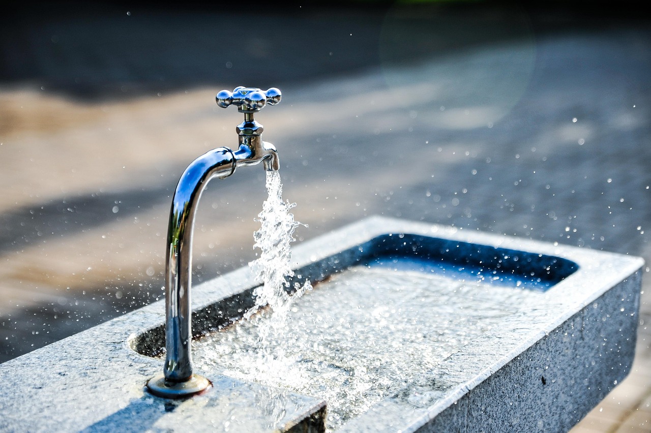 faucet sink tap tap water flow flowing water fresh water clean water wet nature splashing splash water fountain water fountain