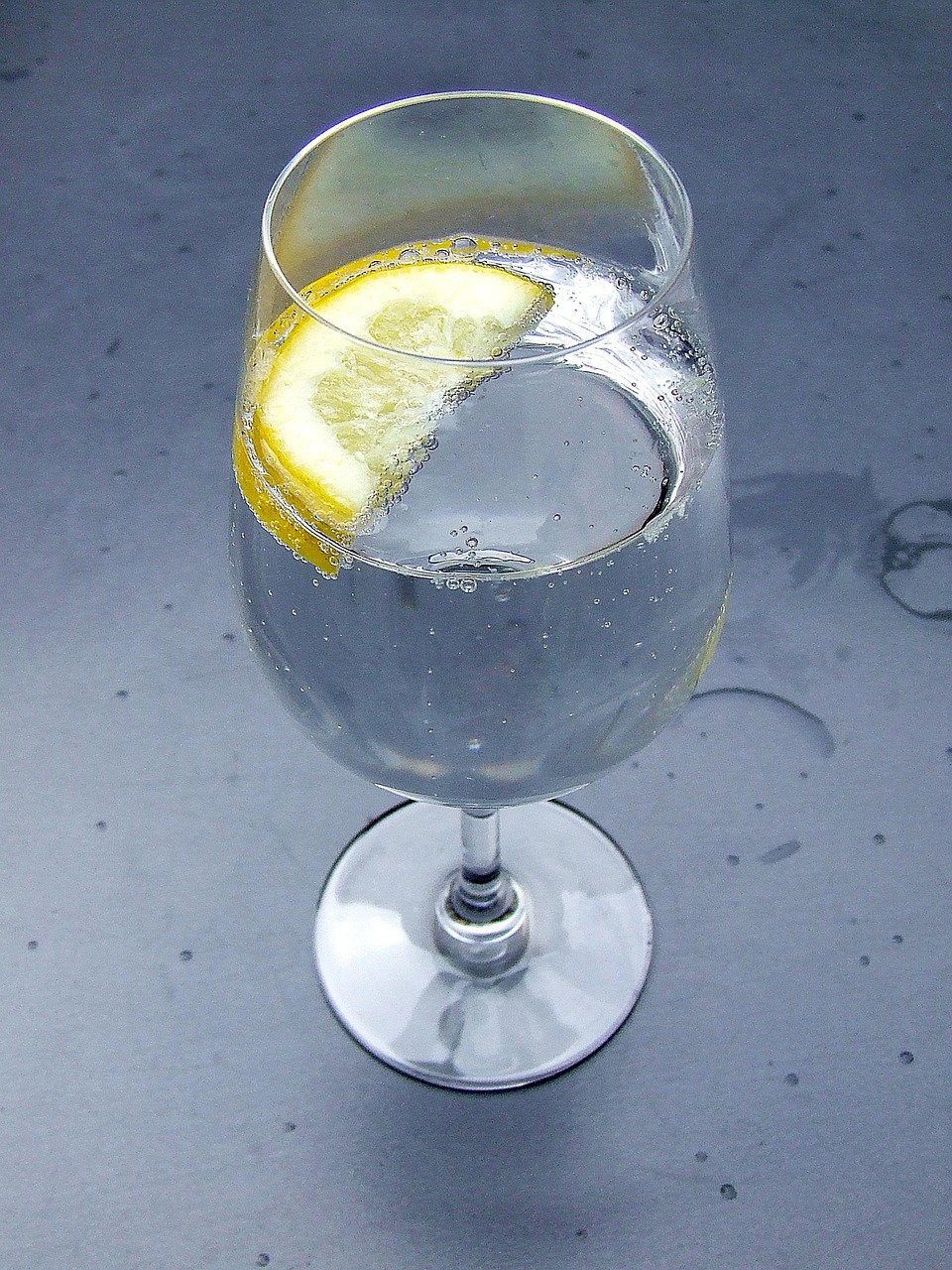 sparkling mineral water spritzer seltzer club soda soda carbonated drink beverage lemon wine glass glass nature bubbles fresh wet transparent cold clear refreshment blue wine blue glass blue glasses blue lemon blue bubbles